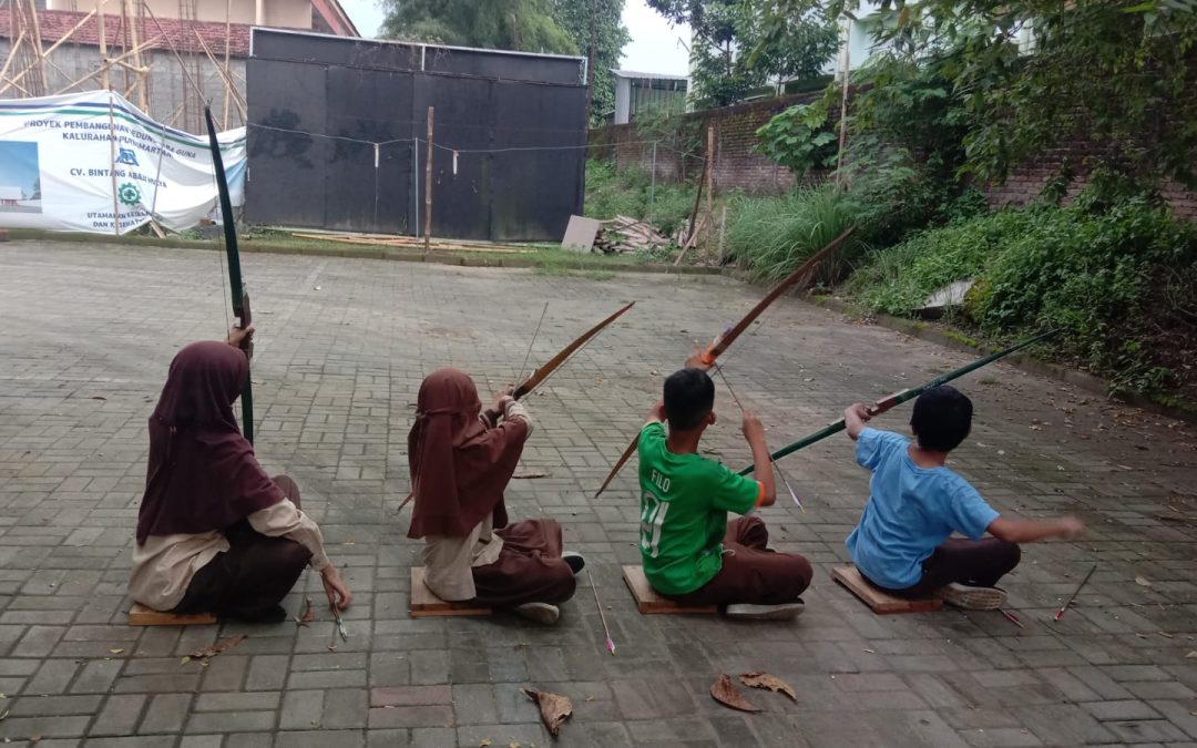 SDIT Ukhuwah Islamiyah mengamalkan sunnah Rosululloh dan melestarikan kearifan lokal melalui ekskul jemparingan